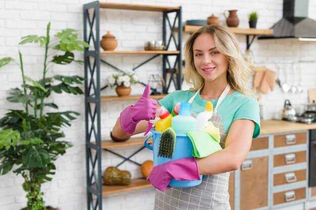 kobieta robi wiosenne porzadki w swoim domu