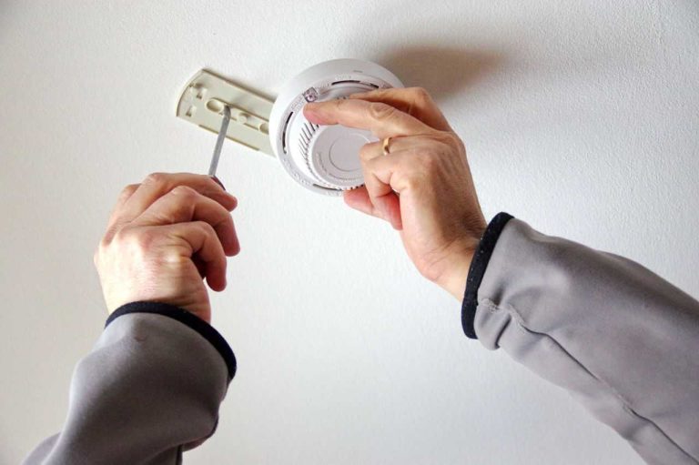 stary-czujnik-do-dymu