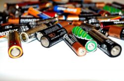 Zużyte baterie – gdzie je wyrzucać? Zasady utylizacji i recyklingu
